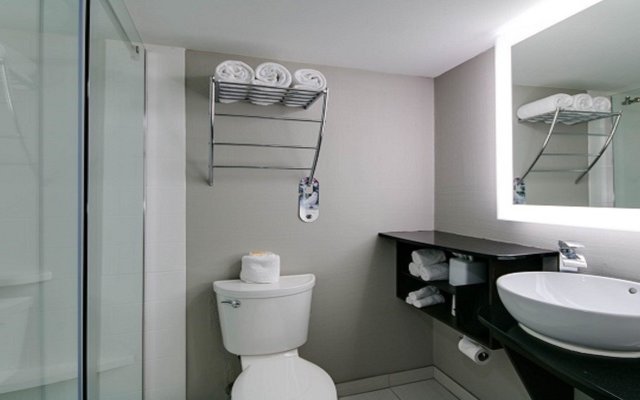 Holiday Inn Manhattan at the Campus by IHG