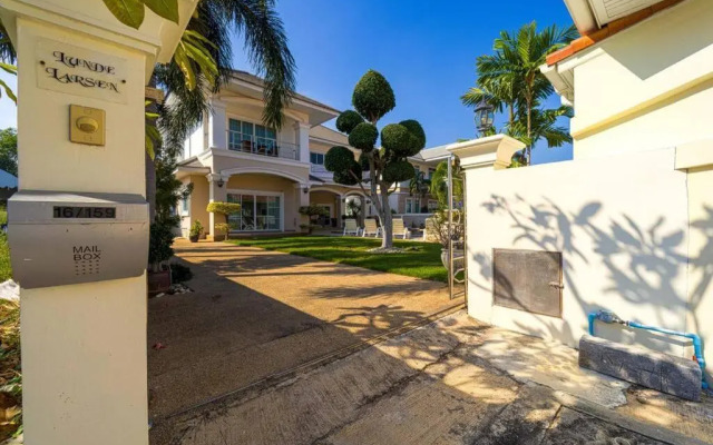 Luxurious 5-Bedroom Private Pool Villa! PV5
