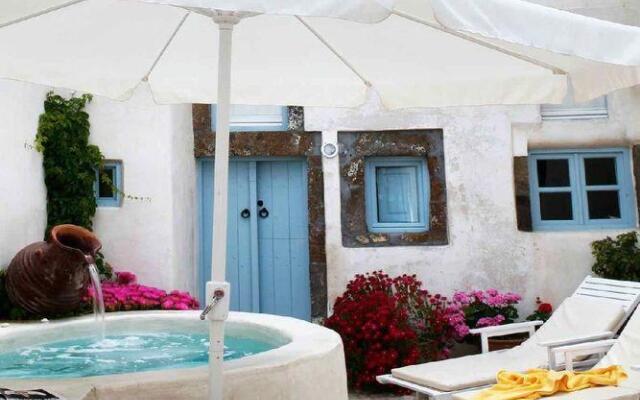 Luxury villa in Megalochori Santorini with Jacuzzi