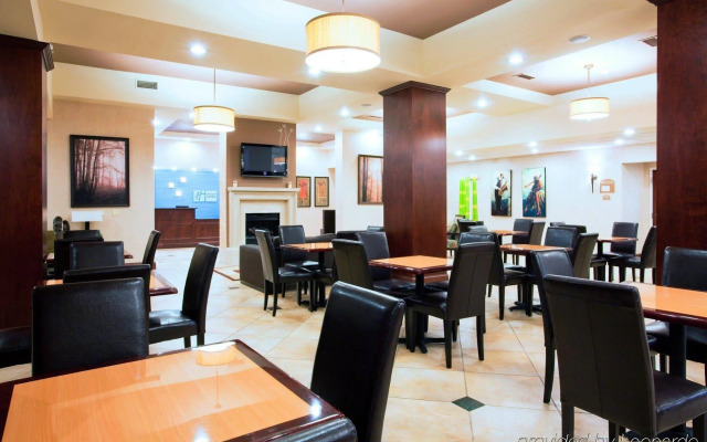 Holiday Inn Express Hotel & Suites Charlotte Arrowood by IHG