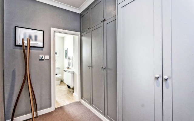 Elegant Shepherds Bush Home by Kensington Olympia