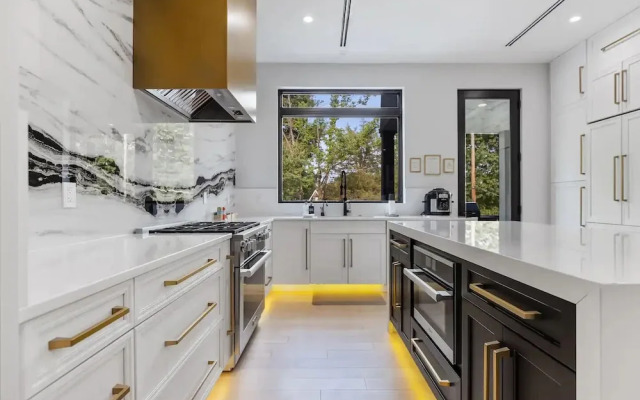 Luxury Clarendon 4-BR Homestay - McVeigh