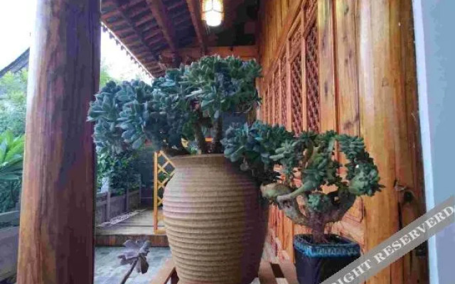 Jianshui Yanqitang Private Courtyard Inn (Jianshui Ancient City Small Train Store)