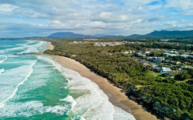 Middle Rock Beach House - Beach Front, Lake Cathie