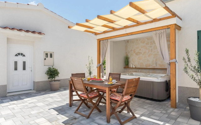 Tonina - house with patio, jacuzzi, free parking