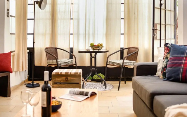 Modern-Rustic Haven in the City by Sea N Rent