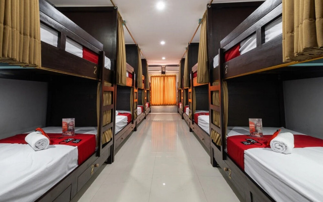 RedDoorz Hostel near Trans Studio Mall