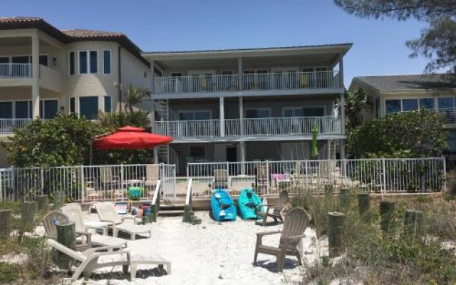 Joyce's Beachfront Suite 3