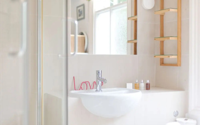 Charming Flat in Leafy West London by Underthedoormat