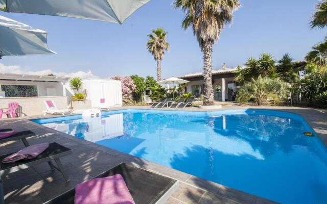 Villa with pool 50mt from the Beach