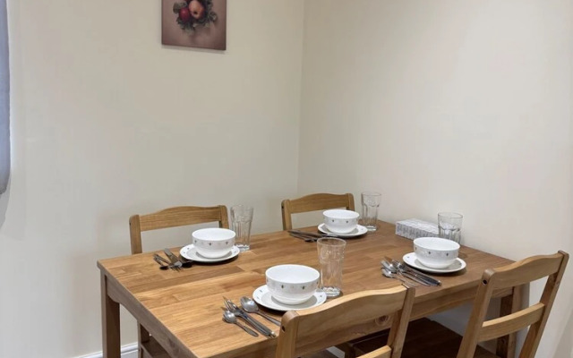 1 Bed Flat - Sleeps 3 - Parking - Wifi