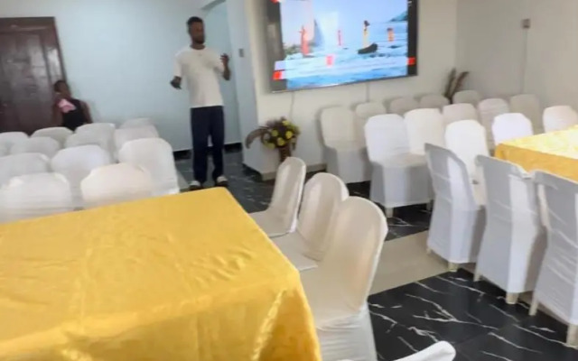Yais Hotel and Suites