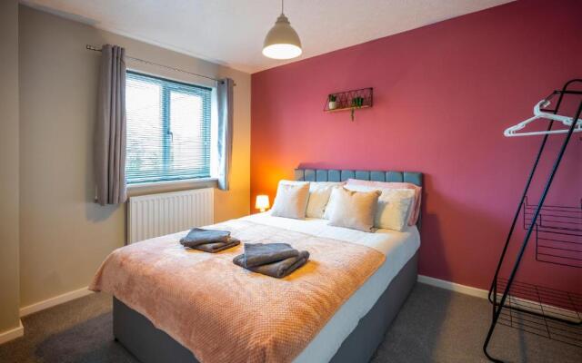 Bright & modern 4 bedroom townhouse