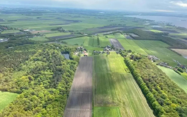 Tranquil Lakeside Stay for 4 Guests
