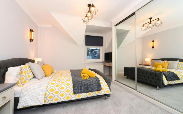 Amazing Apartment near Bournemouth, Poole & Sandbanks - WiFi & Netflix - Newly Renovated! Great Location!