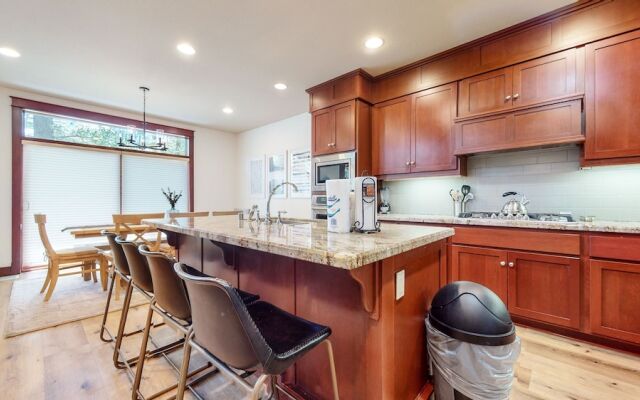 Timbers 15 Private Hot Tub, 2 Car Garage, Washer Dryer, Large Townhouse by RedAwning