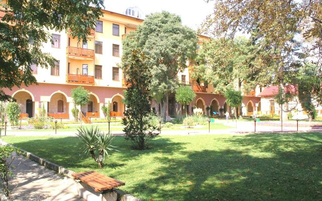 Estreya Palace & Residence