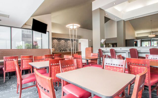 Clarion Inn & Suites US 65 & Battlefield Road