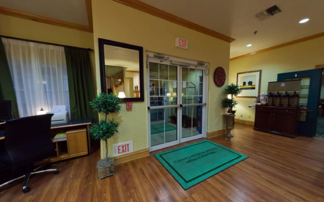Country Inn & Suites by Radisson, Salina, KS - фото 2