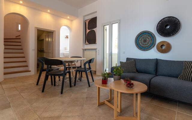 La Chapelle Est and Ouest in Tinos