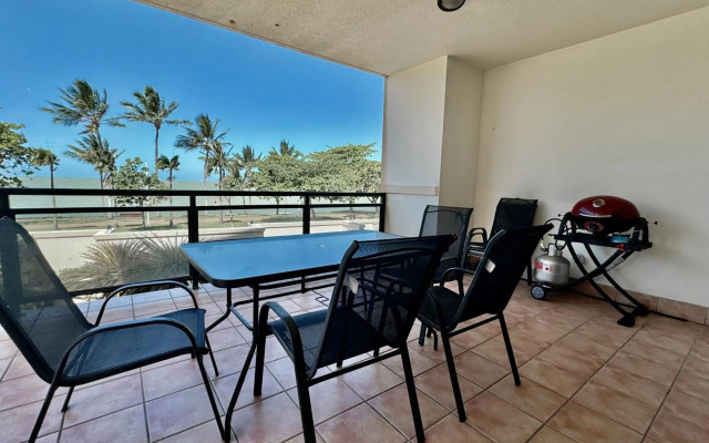 Lighthouse Apartments on The Strand - 2