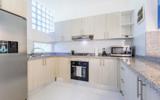 3-BR Villa with Pool & Rooftop Jacuzzi