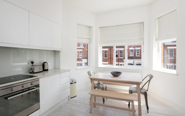 Stunning 2BR Home in West Kensington W/balcony