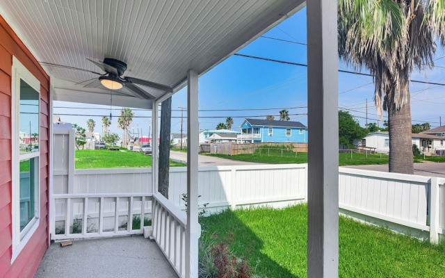 Pet-friendly Galveston Retreat < 1 Mi to Beaches!