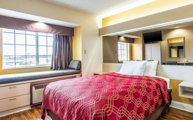 Econo Lodge Inn & Suites Evansville