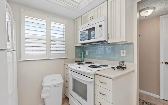 Sea Coast Gardens III 208