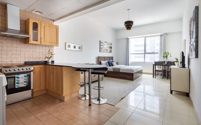 Light and Modern Studio in Jlt! Sleeps 3!