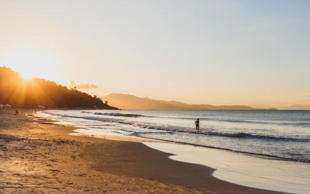 Apartamento com 4 suítes pé na areia