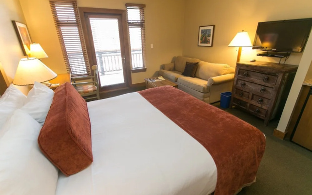 Comfort and Convenience in this Spacious Unit by RedAwning - Save 20% on 7+ Nights!