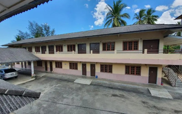 Redzwan's Beach Resort by OYO Rooms