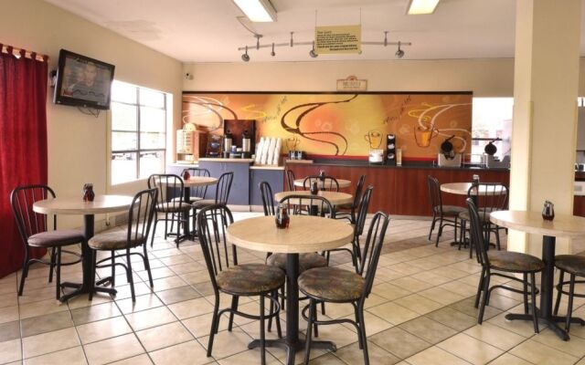 HomeTowne Studios by Red Roof San Antonio E - Frost Bank Center