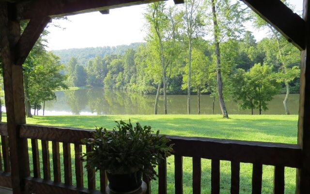 Southern Comfort Lakeside Cabin Resort