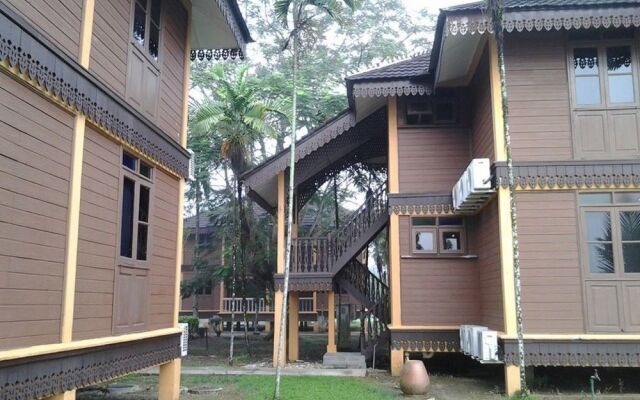 Green Village Pasir Salak Eco River Resort