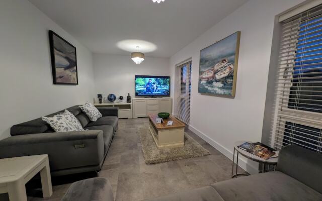 Charming 4-bed House in Newport