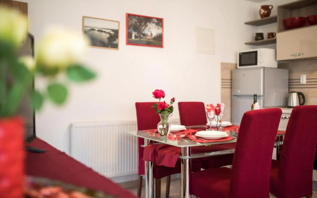 Apartment Doris, Nenadici