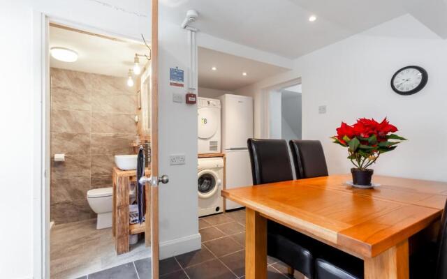 Gorgeous Town Centre Apt with Courtyard Garden