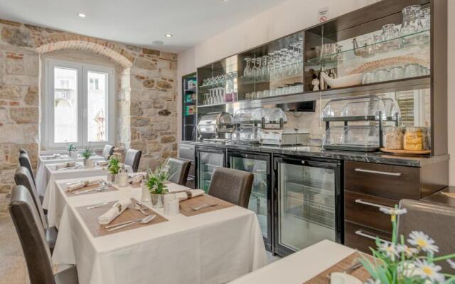 Palace Suites Heritage Hotel – Adults Only