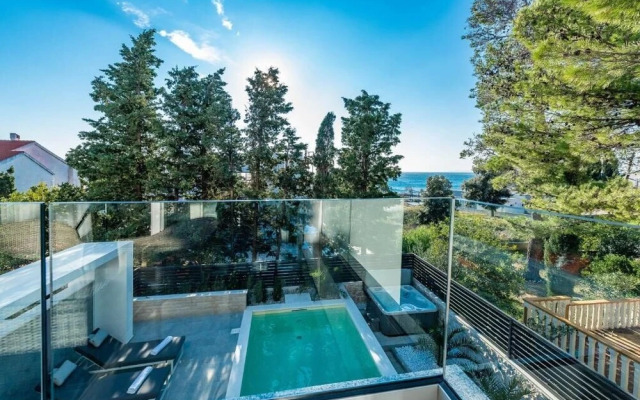 Sunset apartment with private pool and jacuzzi