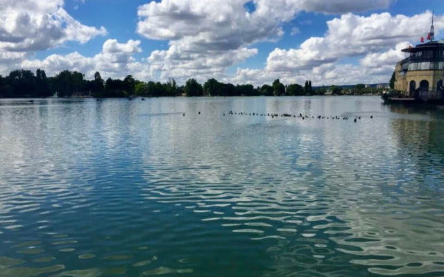 Family apartment 7 minutes from Paris