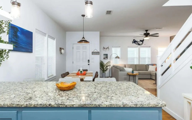 Comfy 3bdr Right in Town Sleeps 10