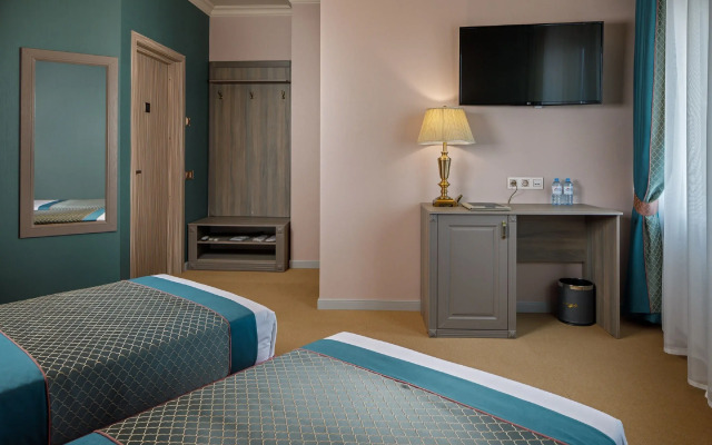 Mini-Hotel Biography