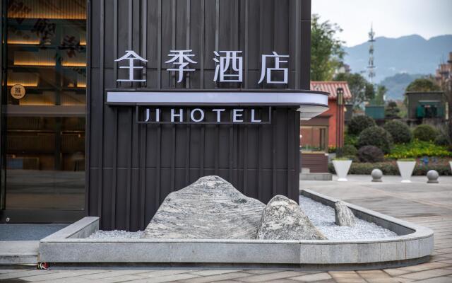 Ji Hotel Yibin West Railway Station