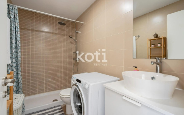 Lovely Loft with swimming pool and sea views Koti Rentals