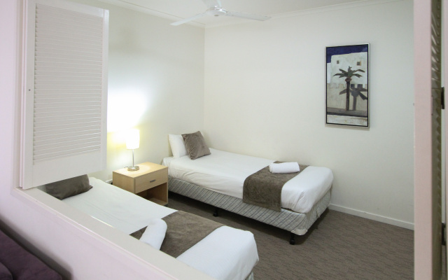 Caloundra Central Apartment Hotel – Guest Rooms – Battery Hill