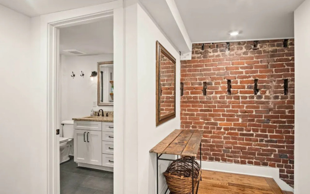 Modern Knoxville Gem: Near Campus & Eateries!