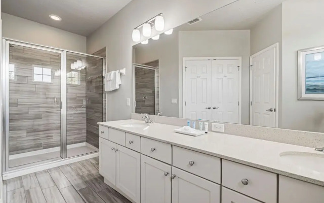 Spacious Home w/ Private Pool/spa! Sleeps 21